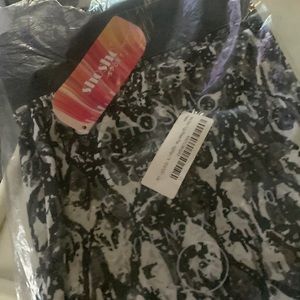 Mid rise soft capri with mesh panels